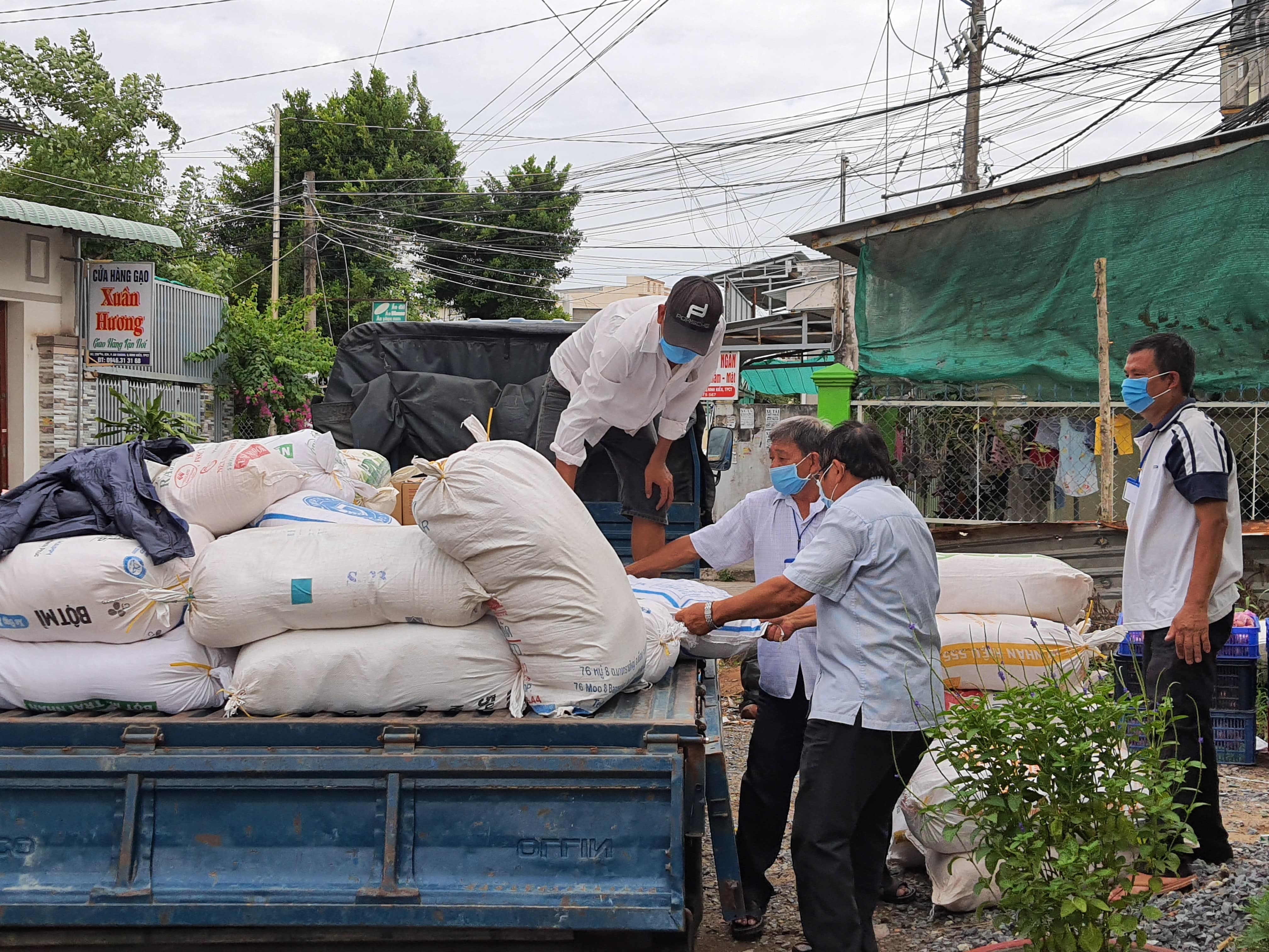 “Món quà thân ái” Giáo xứ Lộ 20 đến khu phong tỏa phường An Khánh